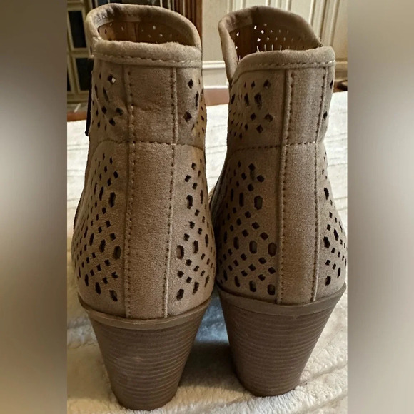 Esprit Kay Block Heel Perforated Booties size 8 - excellent condition!! - Picture 5 of 7